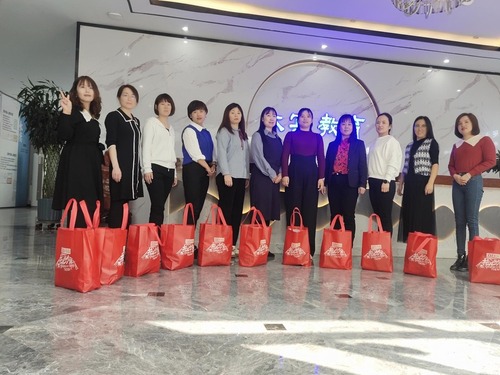 大宾公司工会向全体女职工发放节日礼物